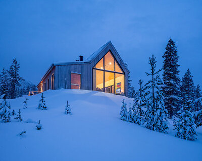 pirinen & salo perches this 'home on a hill' over the snowy finnish laplands