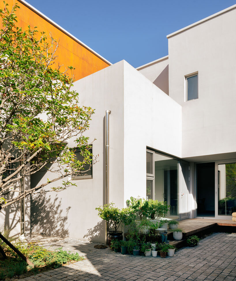 flexible courtyards craft self-developed hybrid residence by DL atelier in beijing
