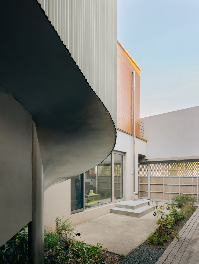 flexible courtyards craft self-developed hybrid residence by DL atelier in beijing