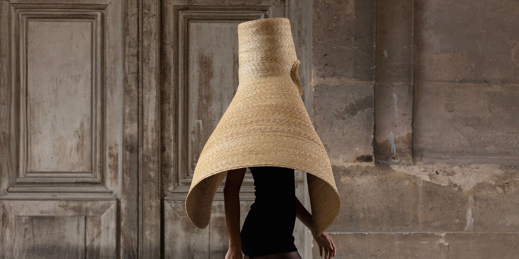 imgi_39_chaude-couture-rice-straw-wearable-water-repellent-raincoat-micro-shelter-fabulism-bap-designboom-1800a (1)