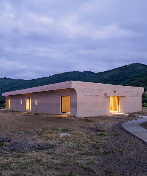 pezo von ellrichshausen's pink concrete LIMA house loops around a courtyard pool