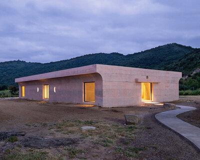 pezo von ellrichshausen's pink concrete LIMA house loops around a courtyard pool