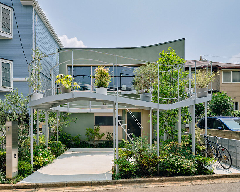 looping terrace arcs toward the street to bring daylight inside a tokyo dwelling by HOAA