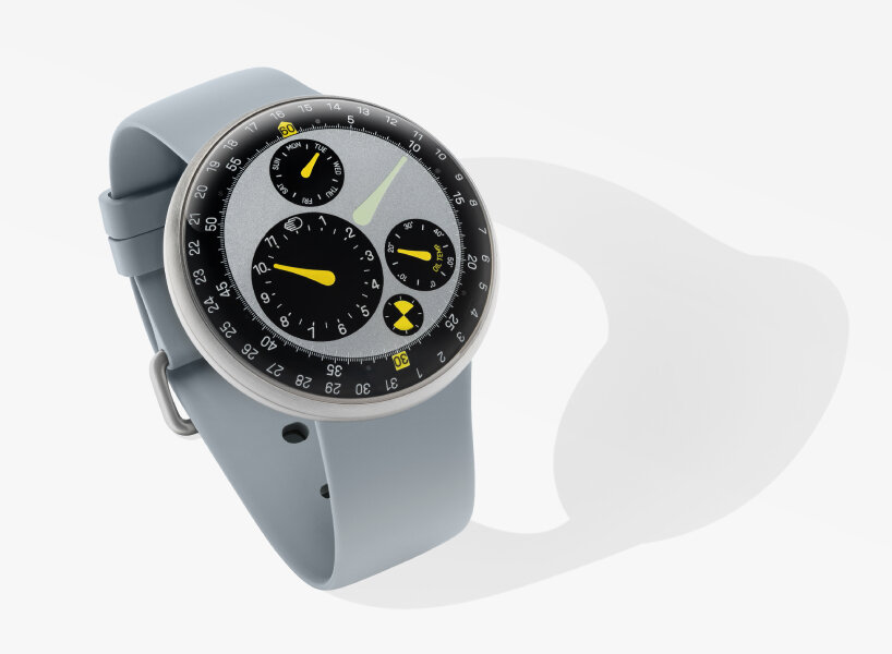 the time on the discs looks close to the glass and clear from all angles