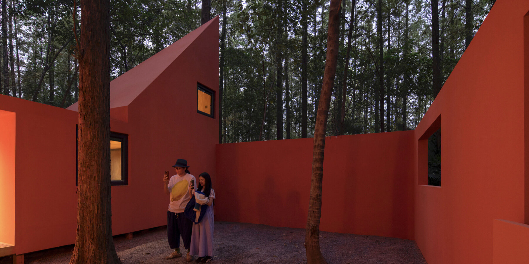 merryda-wiki-world-red-cabin-wild-home-designboom-1800-3