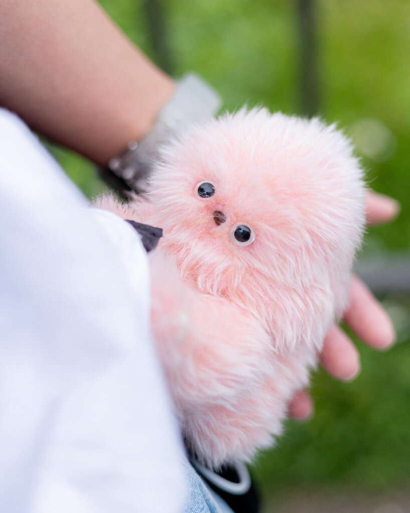 Su motor de cuello levanta la cabeza del dispositivo para que mire hacia arriba.