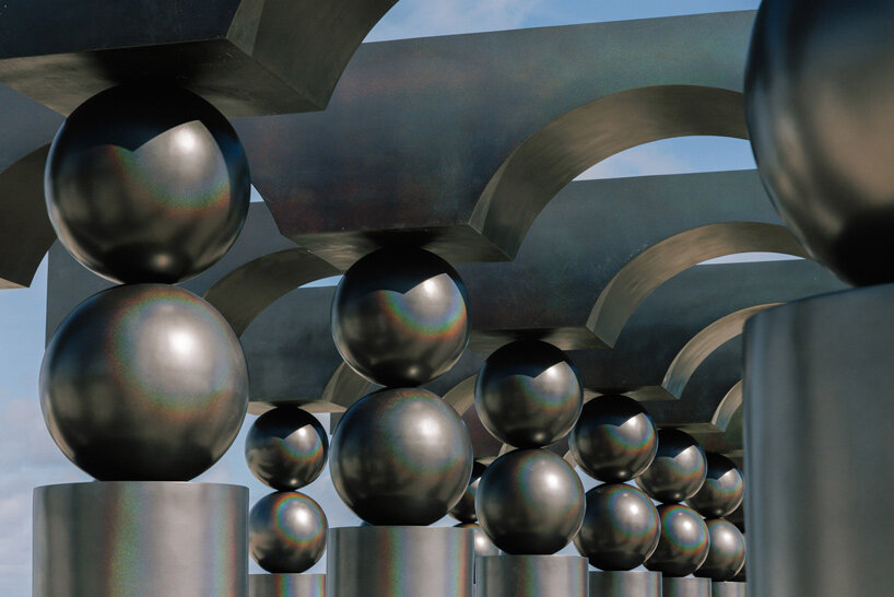 Pilar Zeta trae formas posmodernas parecidas a un arcoíris a Miami Beach a través del 'efecto observador'