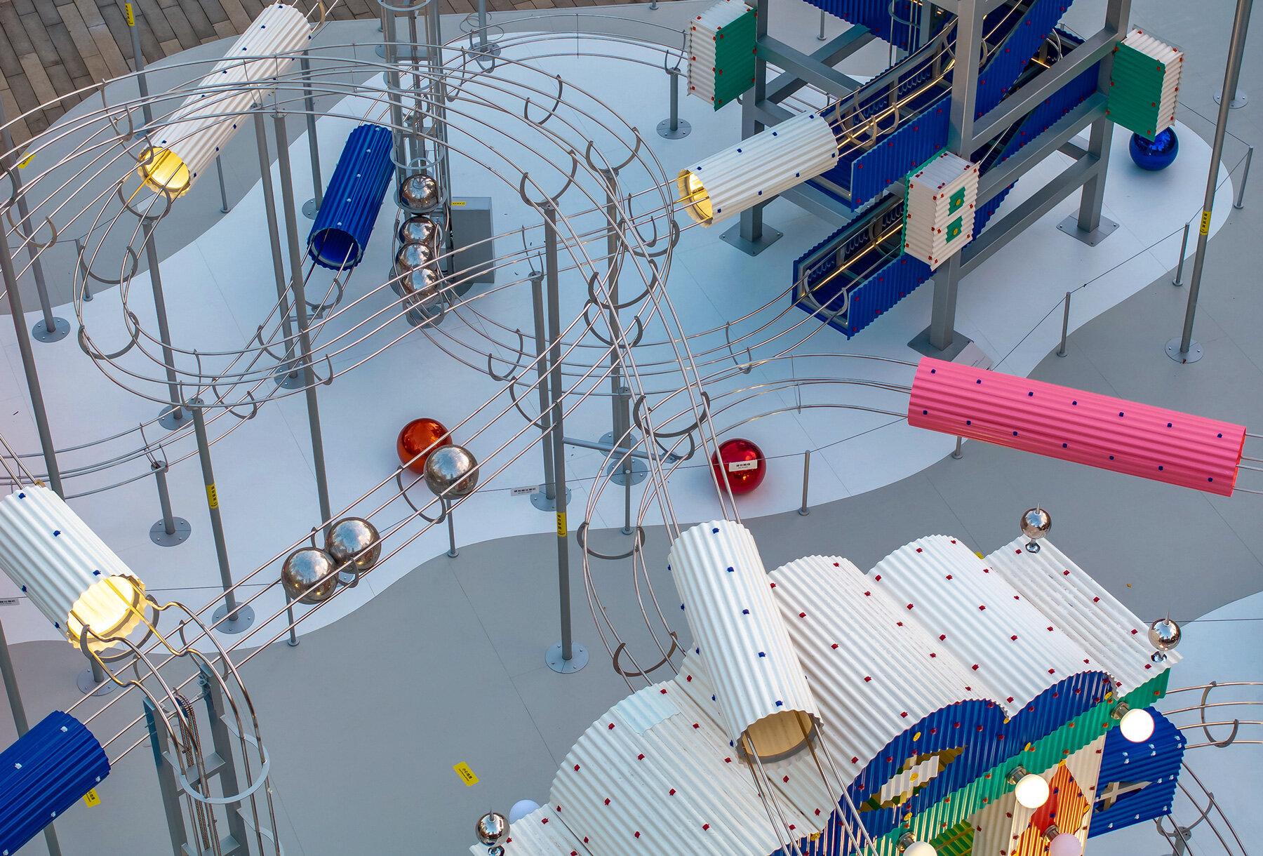 playful-rolling-ball-installation-drawing-architecture-studio-chengdu-designboom-full-01