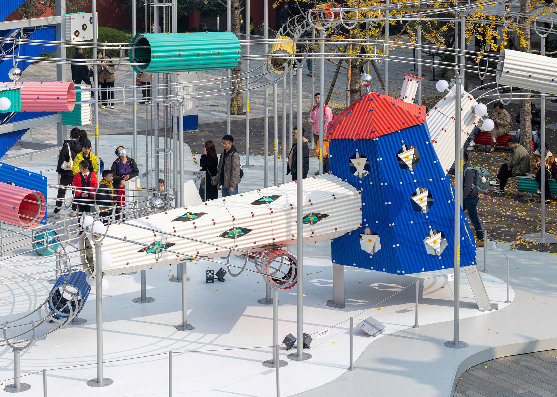 playful-rolling-ball-installation-drawing-architecture-studio-chengdu-designboom-full-02