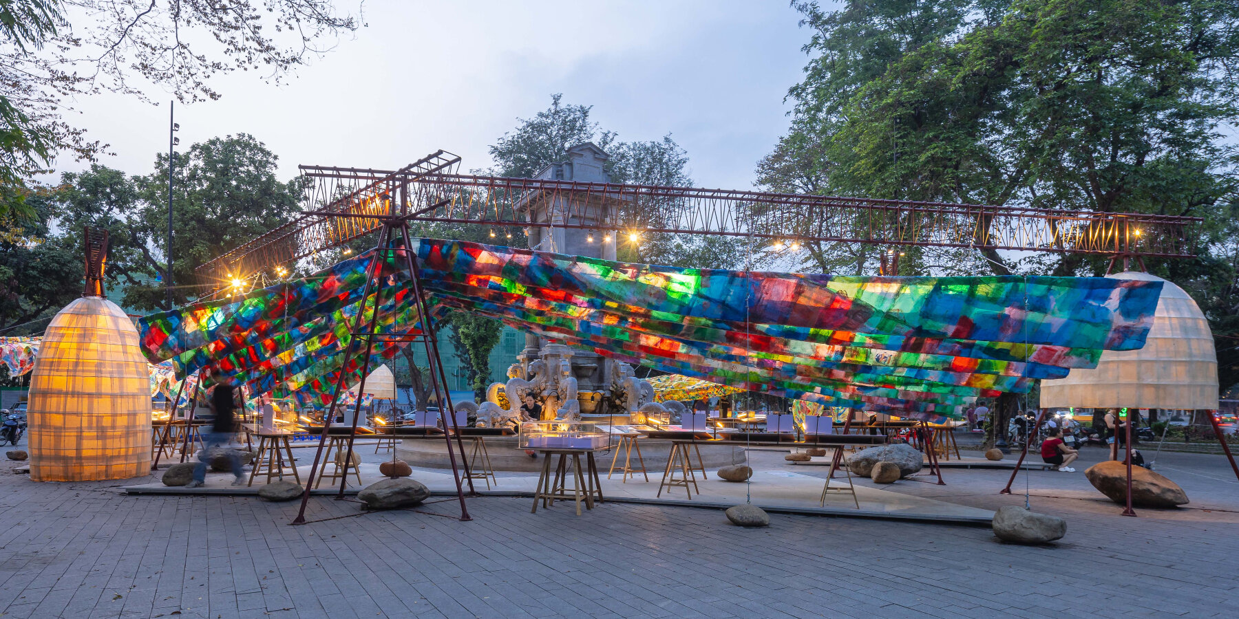 recycled-plastic-bags-handmade-paper-public-art-pavilion-vietnam-ODDO-architects-T10a-designboom-ban2