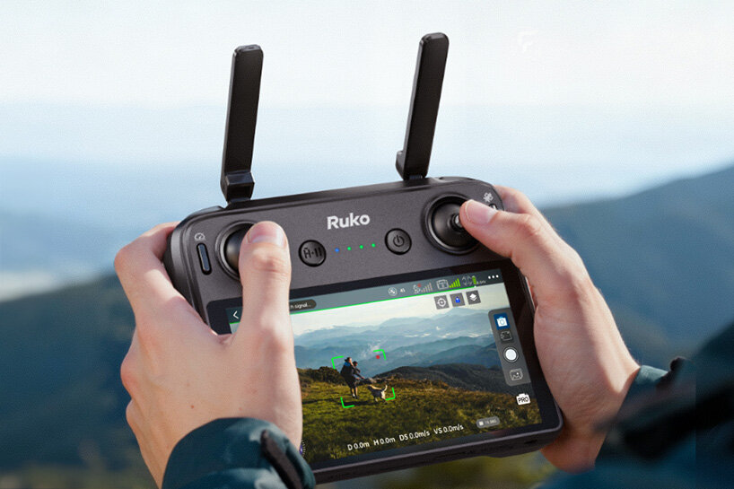 screen remote controller ruko U11MINI 4K (RC3) flies high with phone-free photography