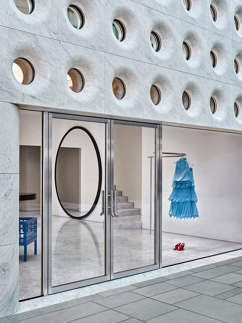 Una fachada escultural de mármol diseñada por Halleroed Fronts marca la primera tienda insignia china de alaïa en Beijing
