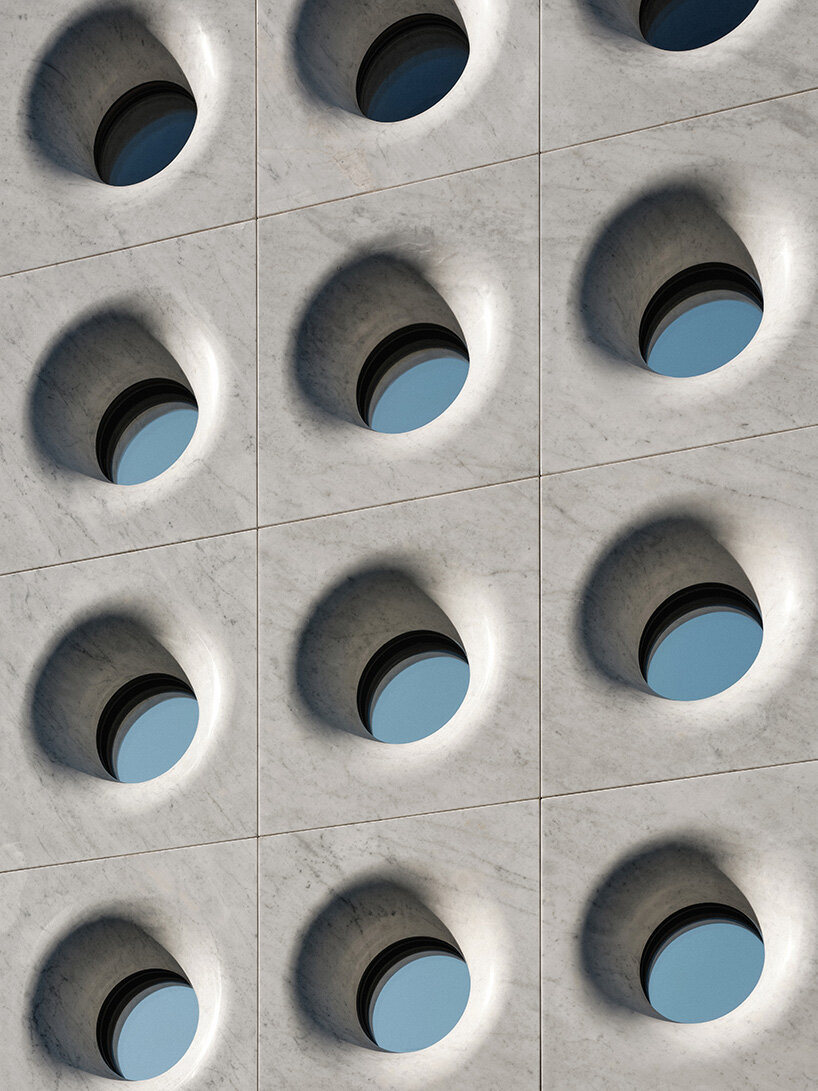 Una fachada escultural de mármol diseñada por Halleroed Fronts marca la primera tienda insignia china de alaïa en Beijing