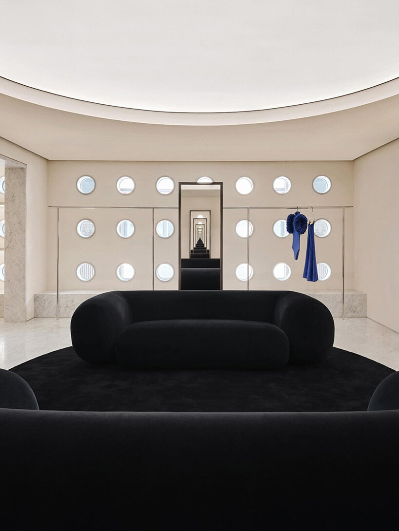 Una fachada escultural de mármol diseñada por Halleroed Fronts marca la primera tienda insignia china de alaïa en Beijing