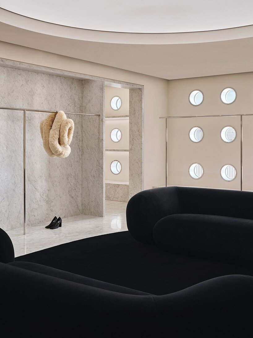 Una fachada escultural de mármol diseñada por Halleroed Fronts marca la primera tienda insignia china de alaïa en Beijing