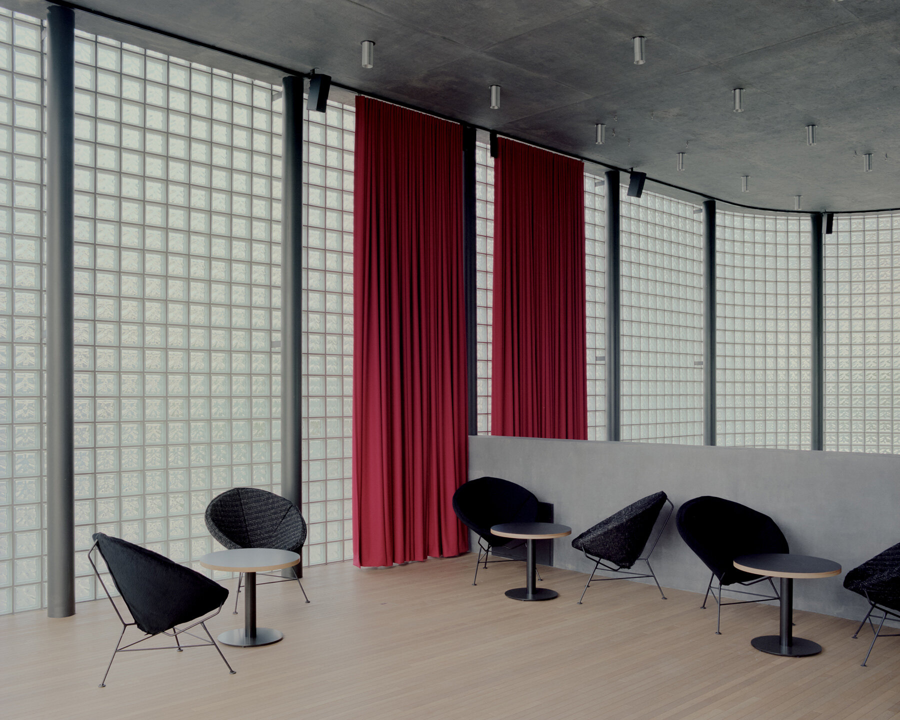 stocker-lee-architetti-manmade-flagship-seoul-textile-concrete-glass-blocks-wooyoungmi-designboom-large01