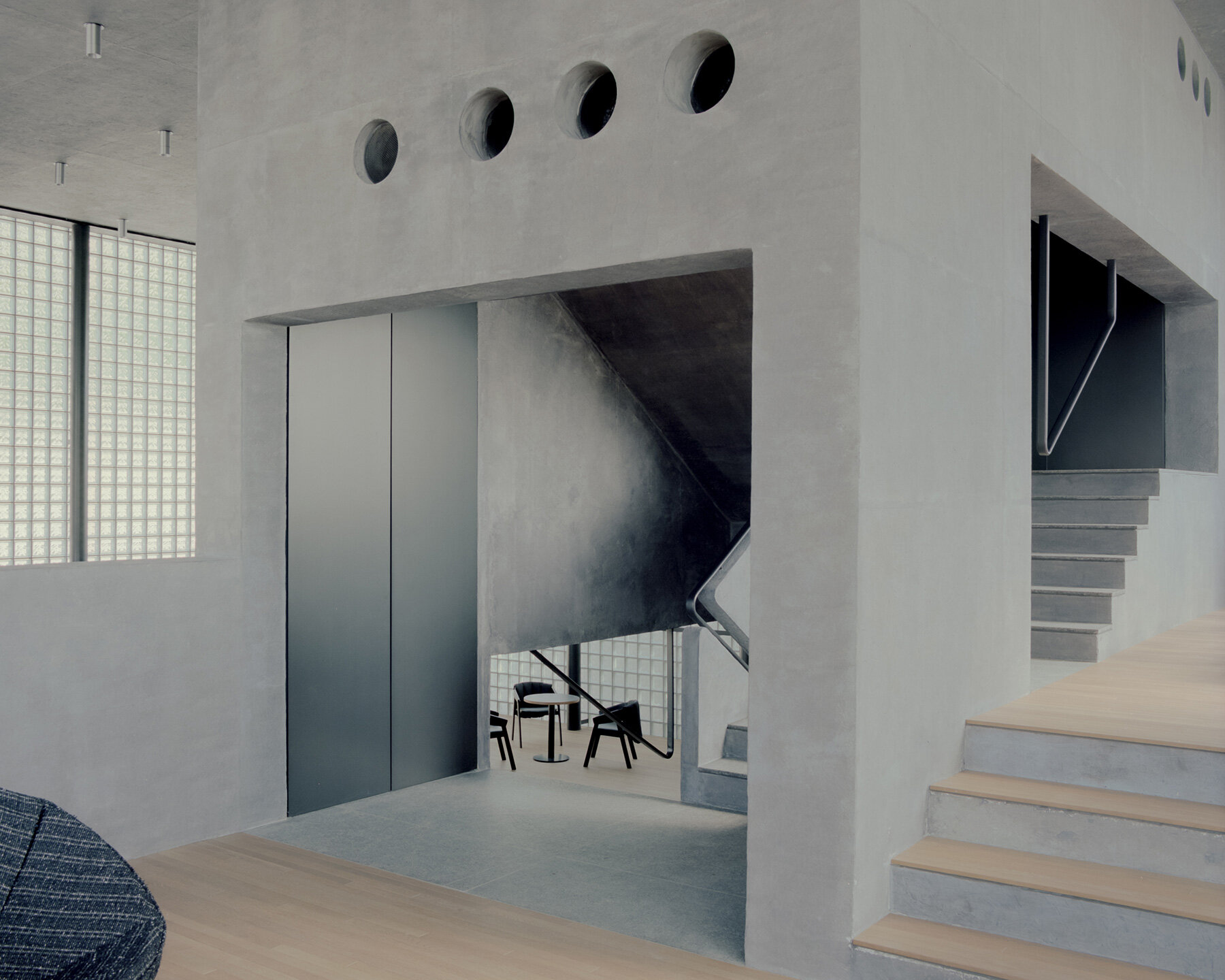 stocker-lee-architetti-manmade-flagship-seoul-textile-concrete-glass-blocks-wooyoungmi-designboom-large02