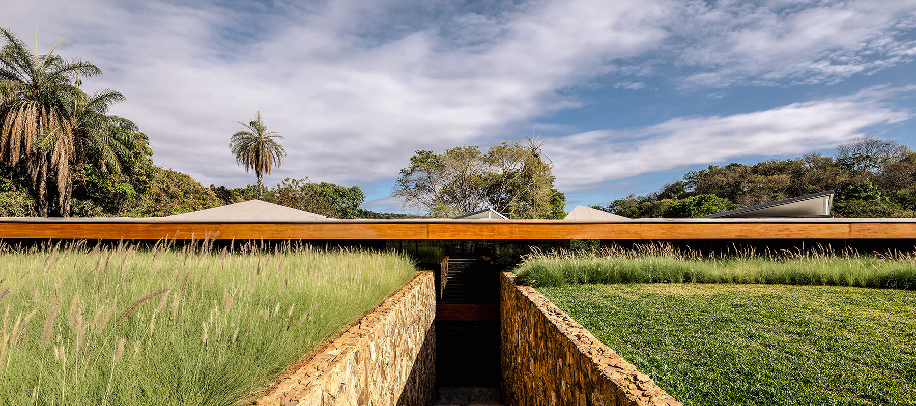 tetro-lakeside-residence-brazil-horizon-triangular-timber-roof-designboom-large01