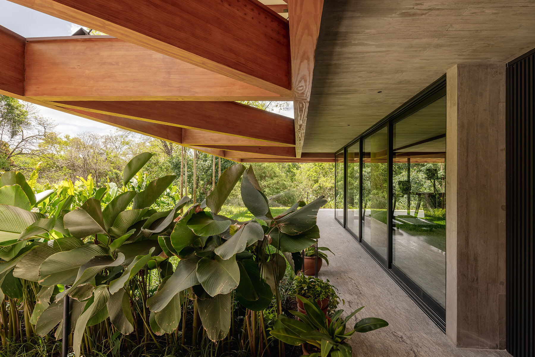 tetro-lakeside-residence-brazil-horizon-triangular-timber-roof-designboom-large02