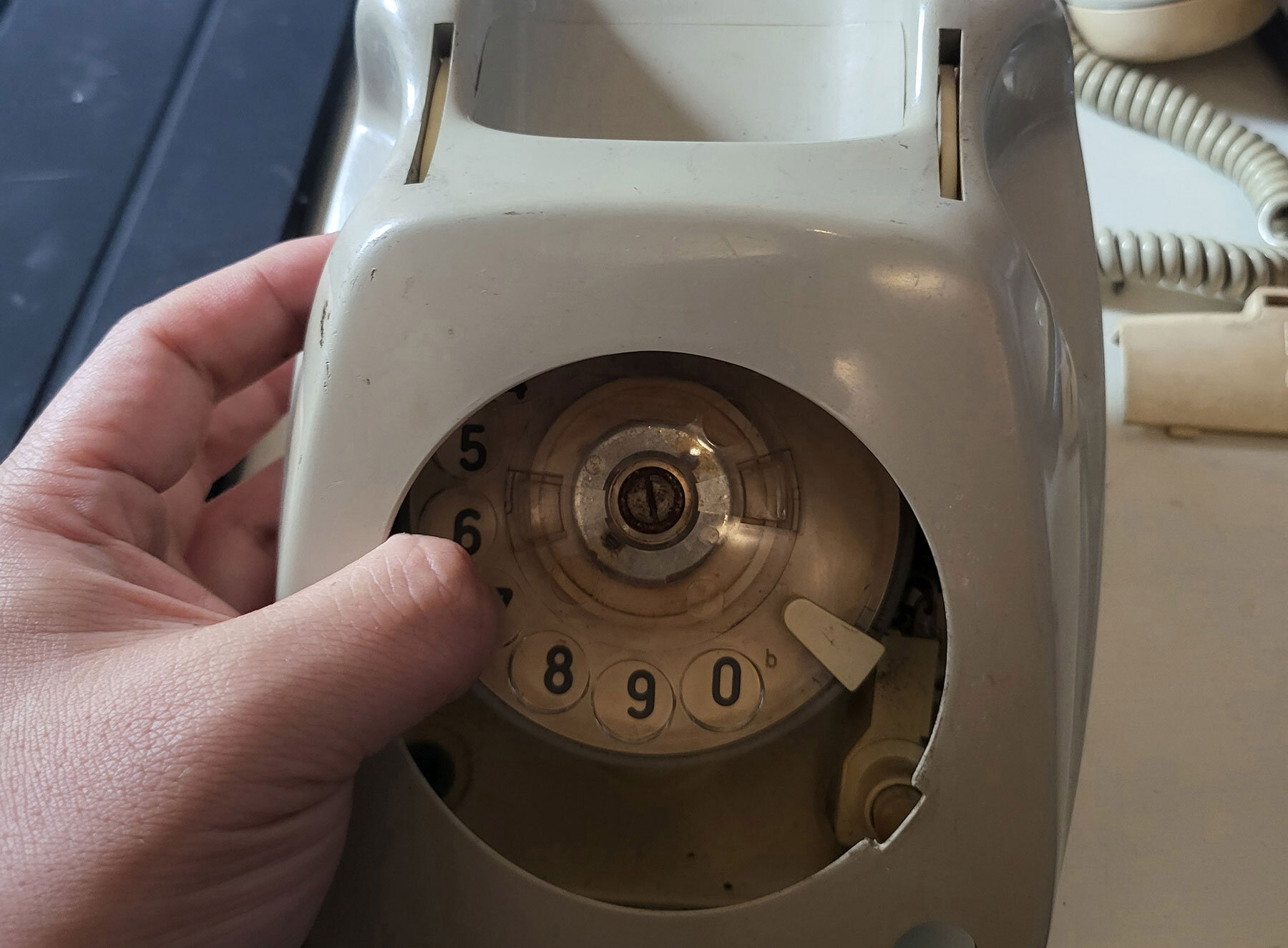 vintage-rotary-telephone-analog-digital-hybrid-music-player-AI-voice-interface-designboom-1800-2