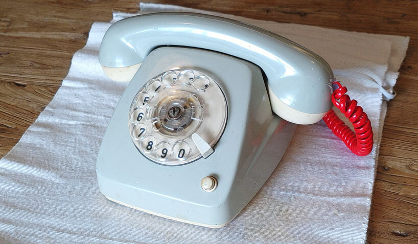 Un antiguo teléfono de disco se transforma en un reproductor de música híbrido analógico-digital y chat de voz con inteligencia artificial