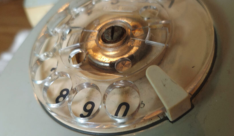 Un antiguo teléfono de disco se transforma en un reproductor de música híbrido analógico-digital y chat de voz con inteligencia artificial