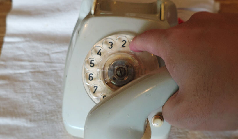 Un antiguo teléfono de disco se transforma en un reproductor de música híbrido analógico-digital y chat de voz con inteligencia artificial