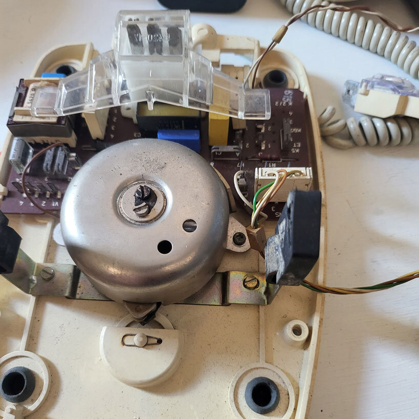 Un antiguo teléfono de disco se transforma en un reproductor de música híbrido analógico-digital y chat de voz con inteligencia artificial