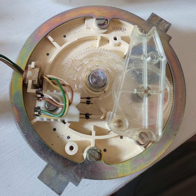 Un antiguo teléfono de disco se transforma en un reproductor de música híbrido analógico-digital y chat de voz con inteligencia artificial