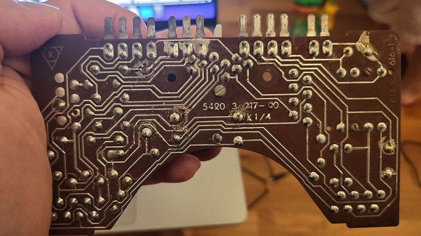 Un antiguo teléfono de disco se transforma en un reproductor de música híbrido analógico-digital y chat de voz con inteligencia artificial