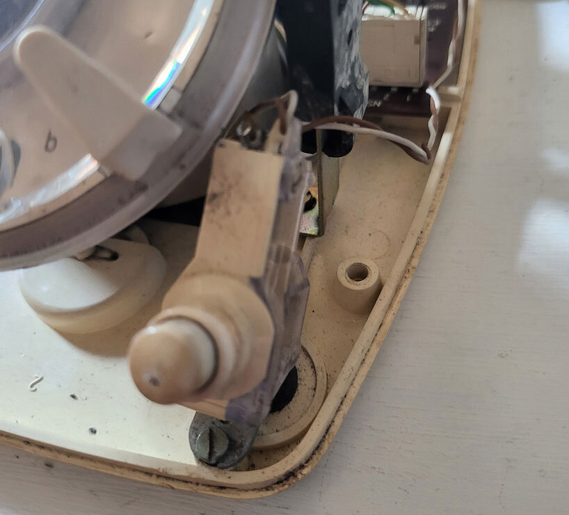 Un antiguo teléfono de disco se transforma en un reproductor de música híbrido analógico-digital y chat de voz con inteligencia artificial