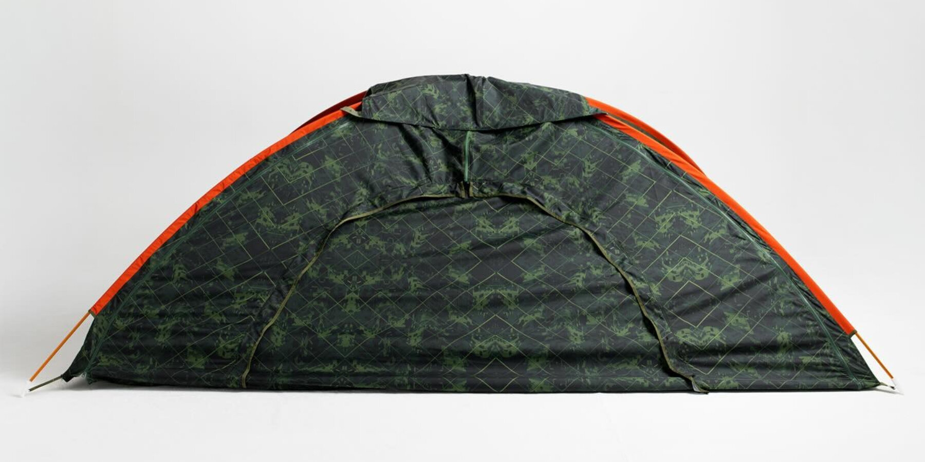 wearable-emergency-garment-tent-sleeves-backpacks-designboom-ban