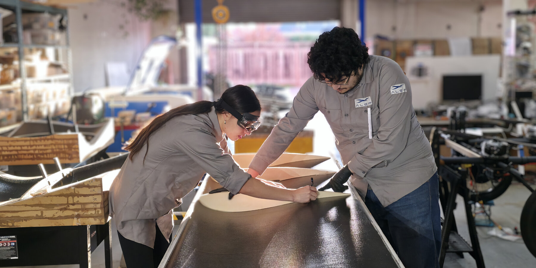 world’s-first-flying-car-assembled-hand-california-alef-aeronautics-designboom-ban