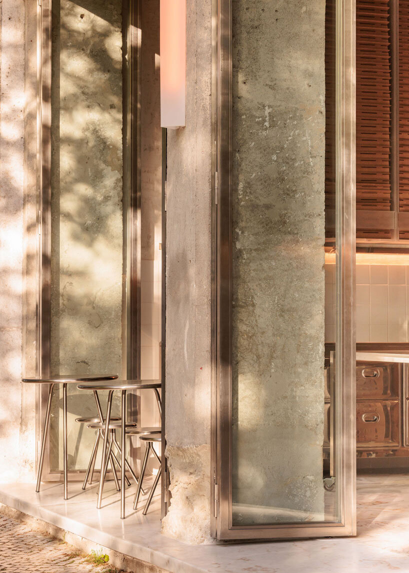 Los interiores de acero reflectante y las fachadas abiertas llevan la actividad callejera de Lisboa a la pizzería