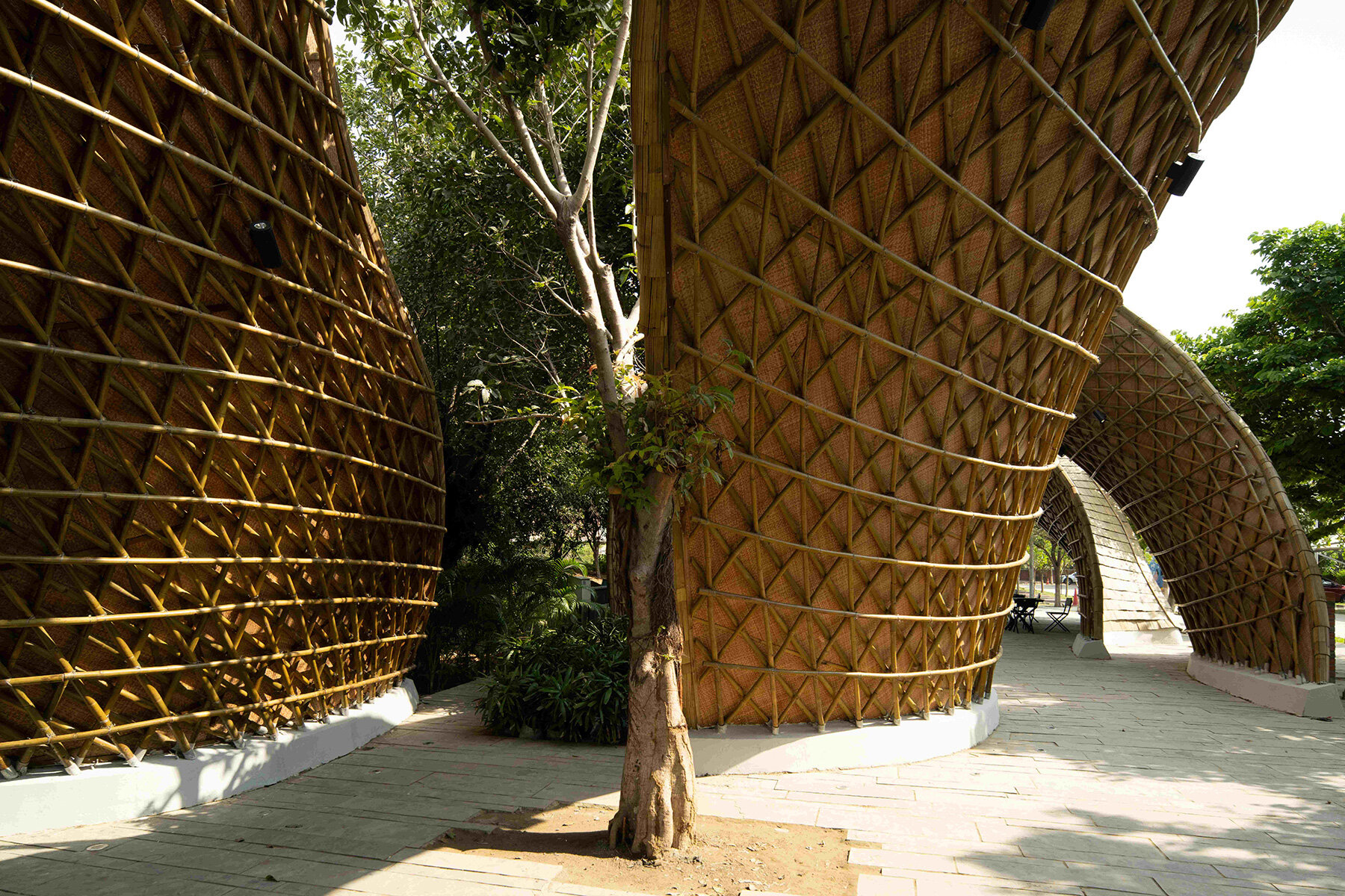 3d-printed-kitchens-bamboo-gridshell-lyth-design-food-street-india-designboom-large01