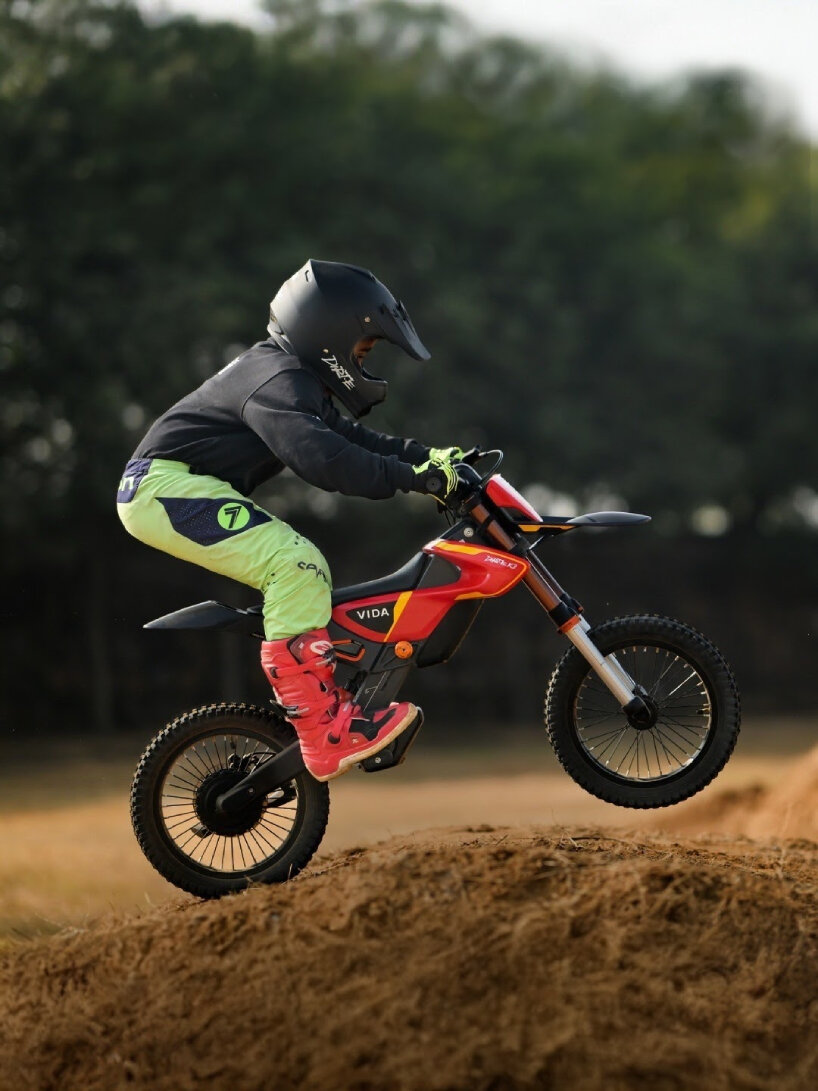 Vehículo todoterreno ajustable para niños.