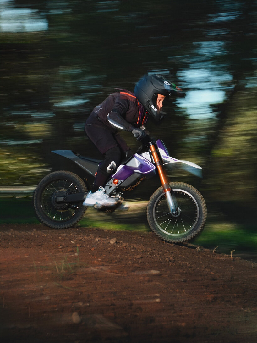 Vehículo todoterreno ajustable para niños.