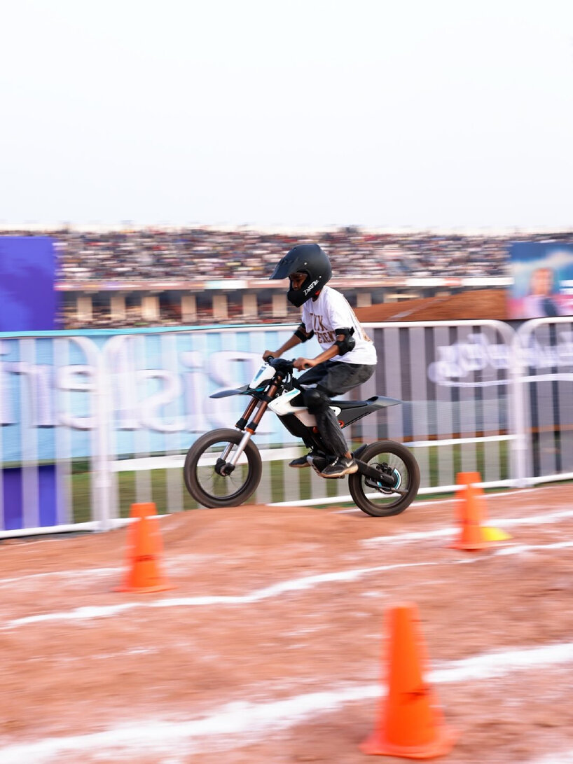 Vehículo todoterreno ajustable para niños.