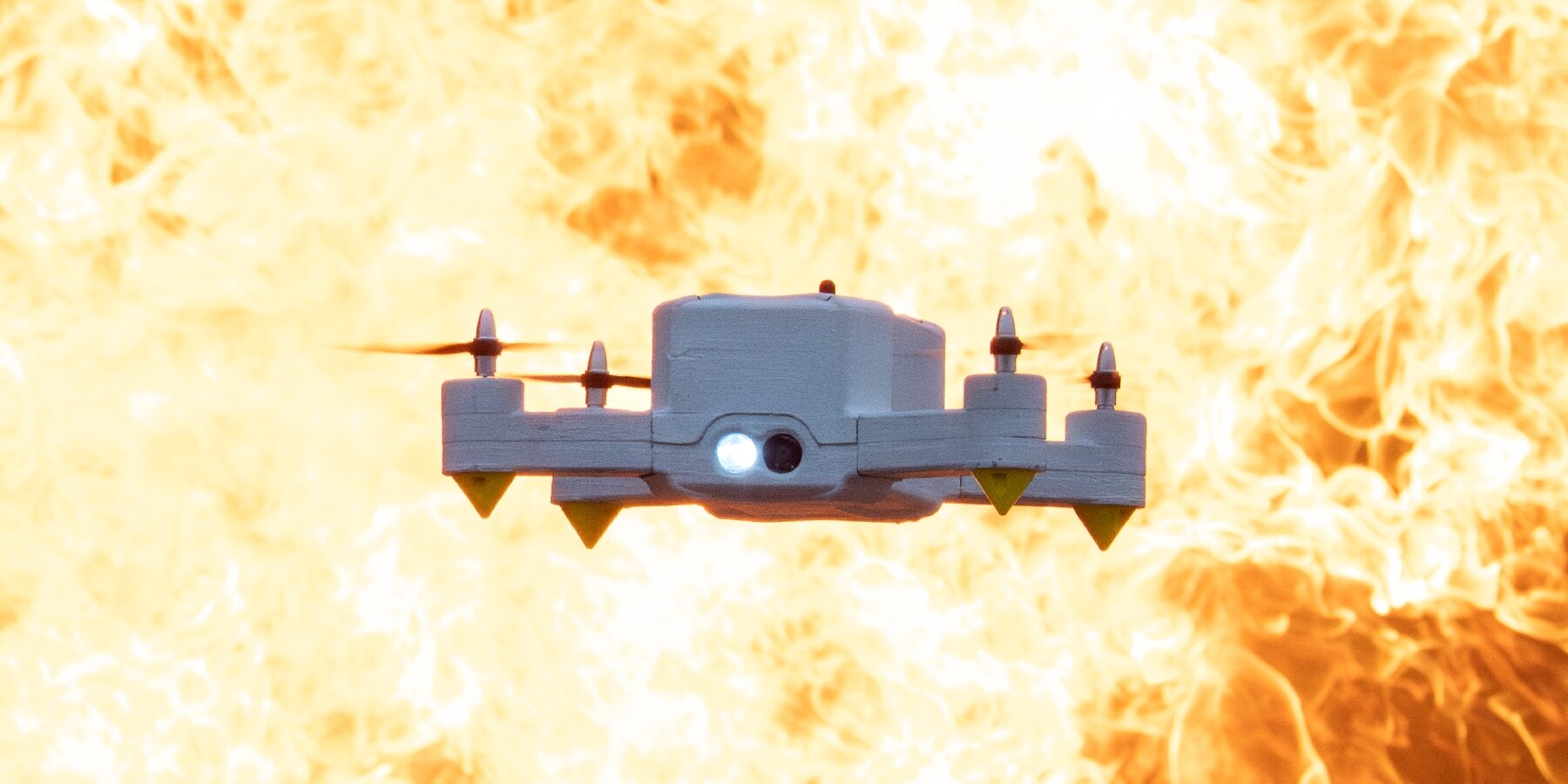 aerogel-covered-drone-flying-burning-buildings-firefighters-empa-firedrone-designboom-ban