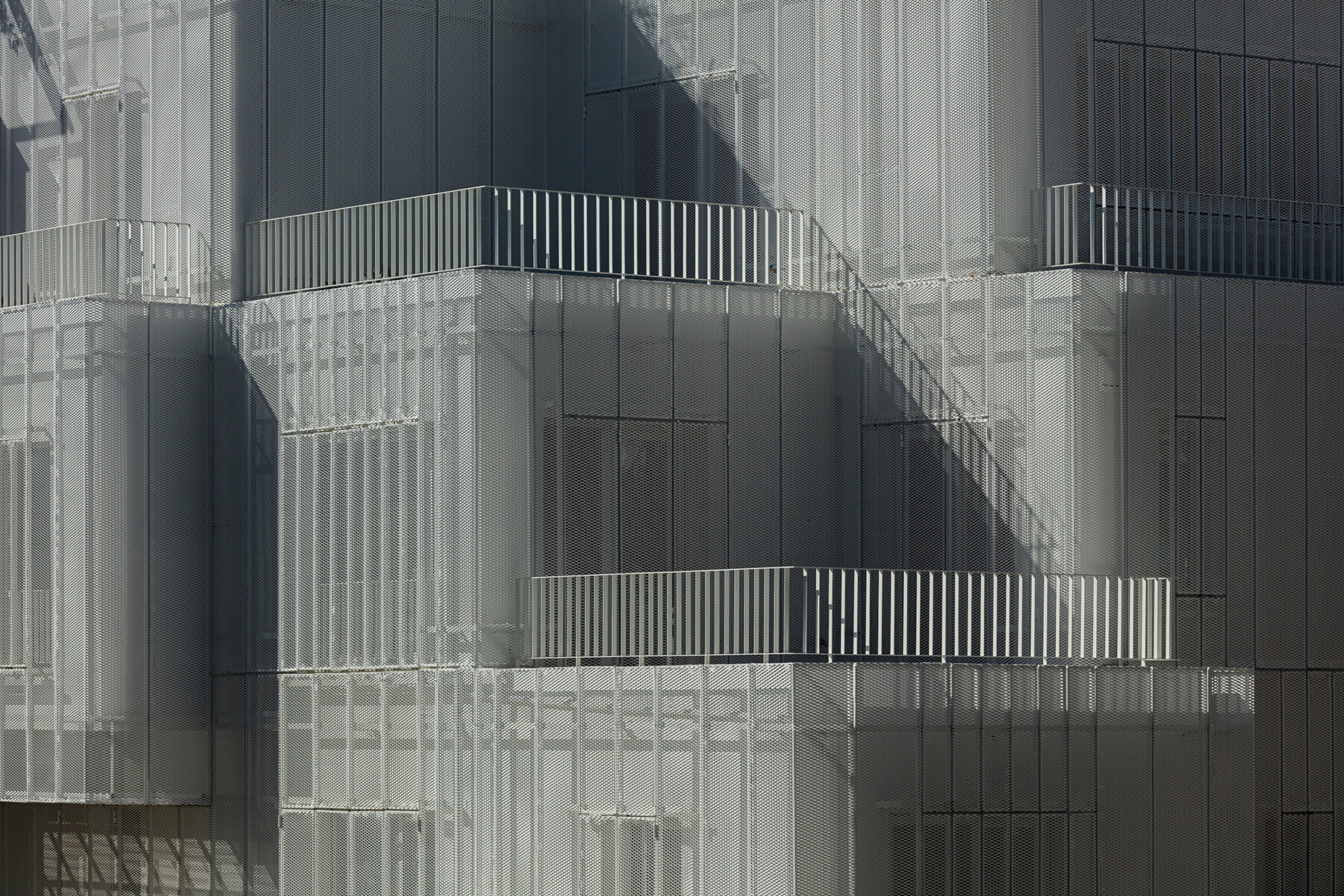 arid-lightweight-volumes-1950s-corner-building-patissia-athens-designboom-large01