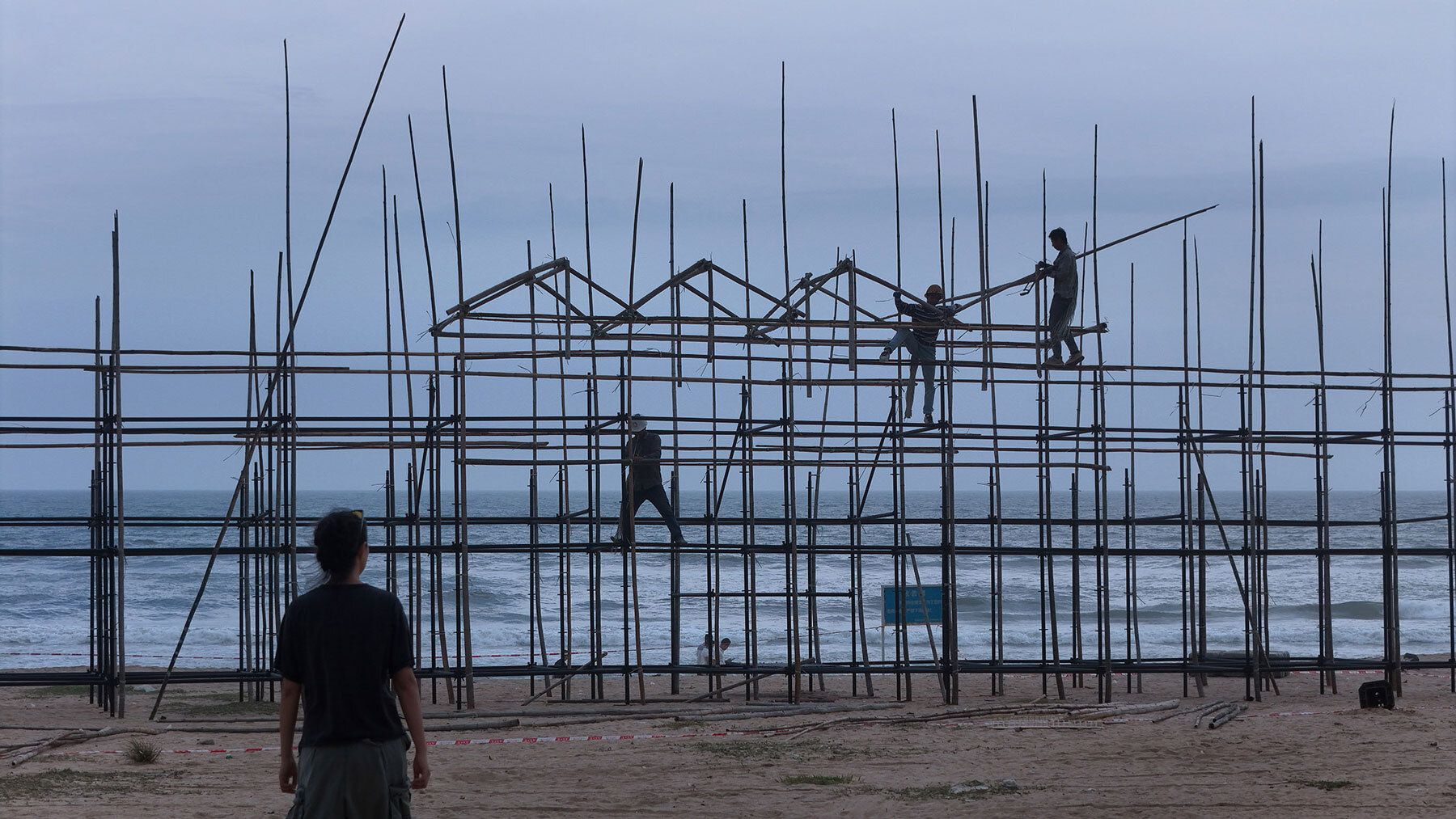 beach-temporary-theater-outdoor-installation-re-enchantment-design-coast-china-designboom-1800-2