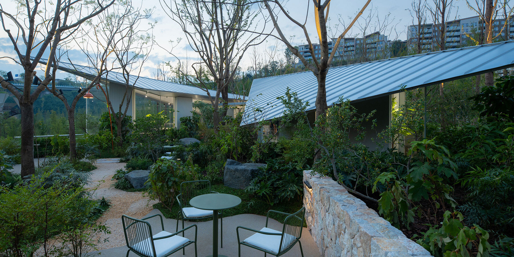 built-in-water-curtain-facade-luxerivers-cafe-china-yangtze-river-header-02