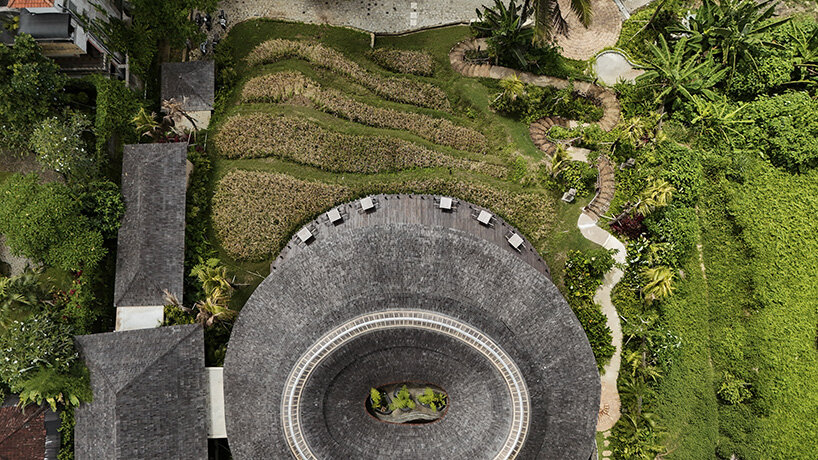 El techo redondeado de bambú del restaurante Bali recoge el agua de lluvia