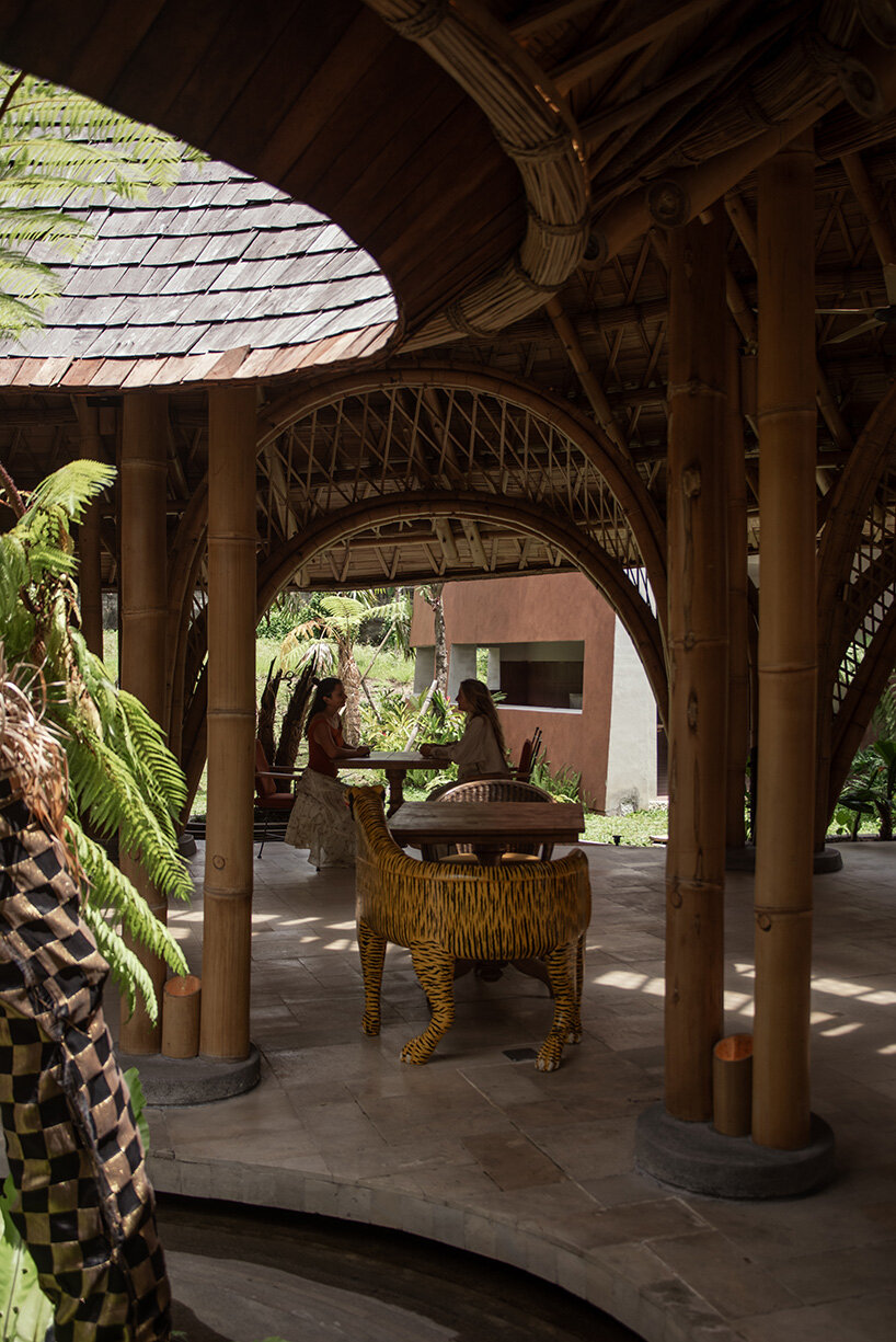 El techo redondeado de bambú del restaurante Bali recoge el agua de lluvia