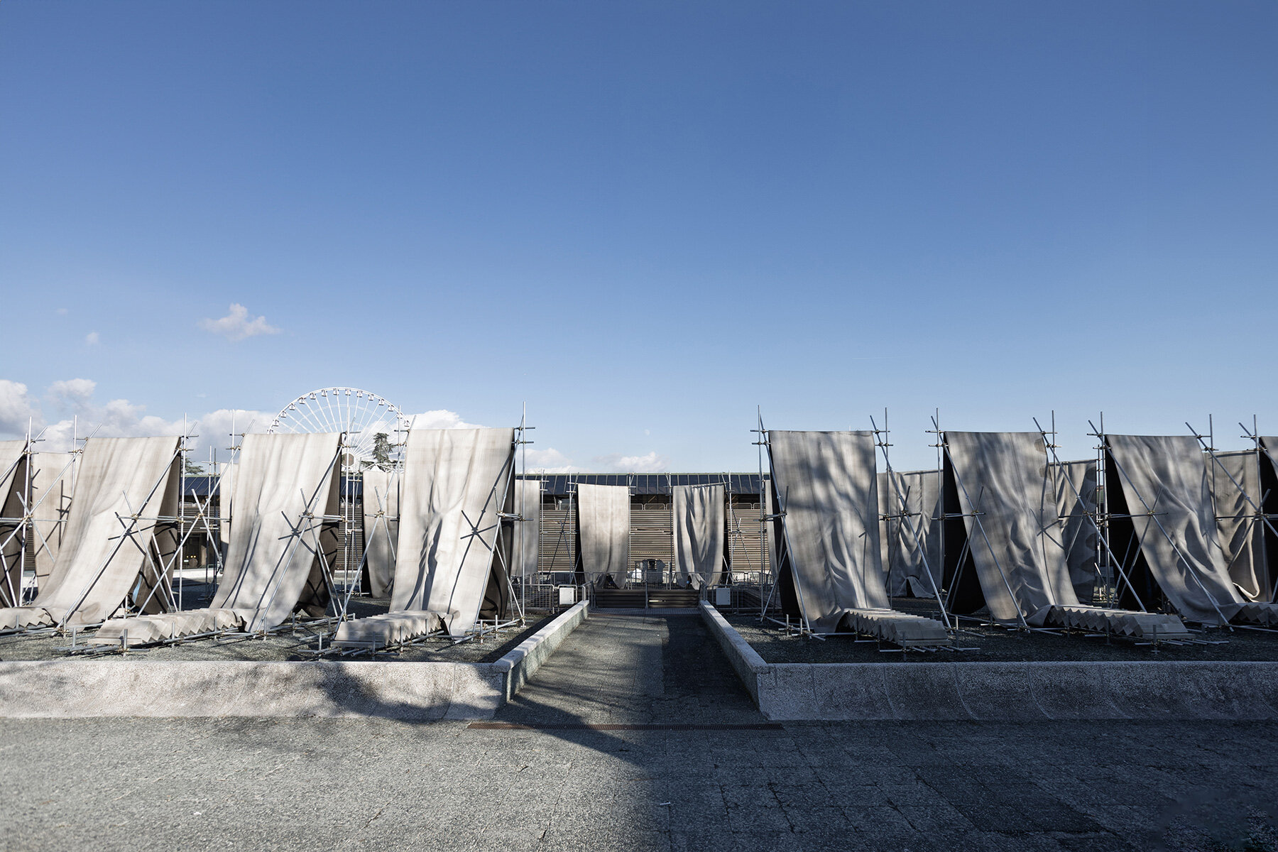 concrete-canvas-scaffolding-contemporary-stonehenge-installation-florence-marc-leschelier-designboom-large01