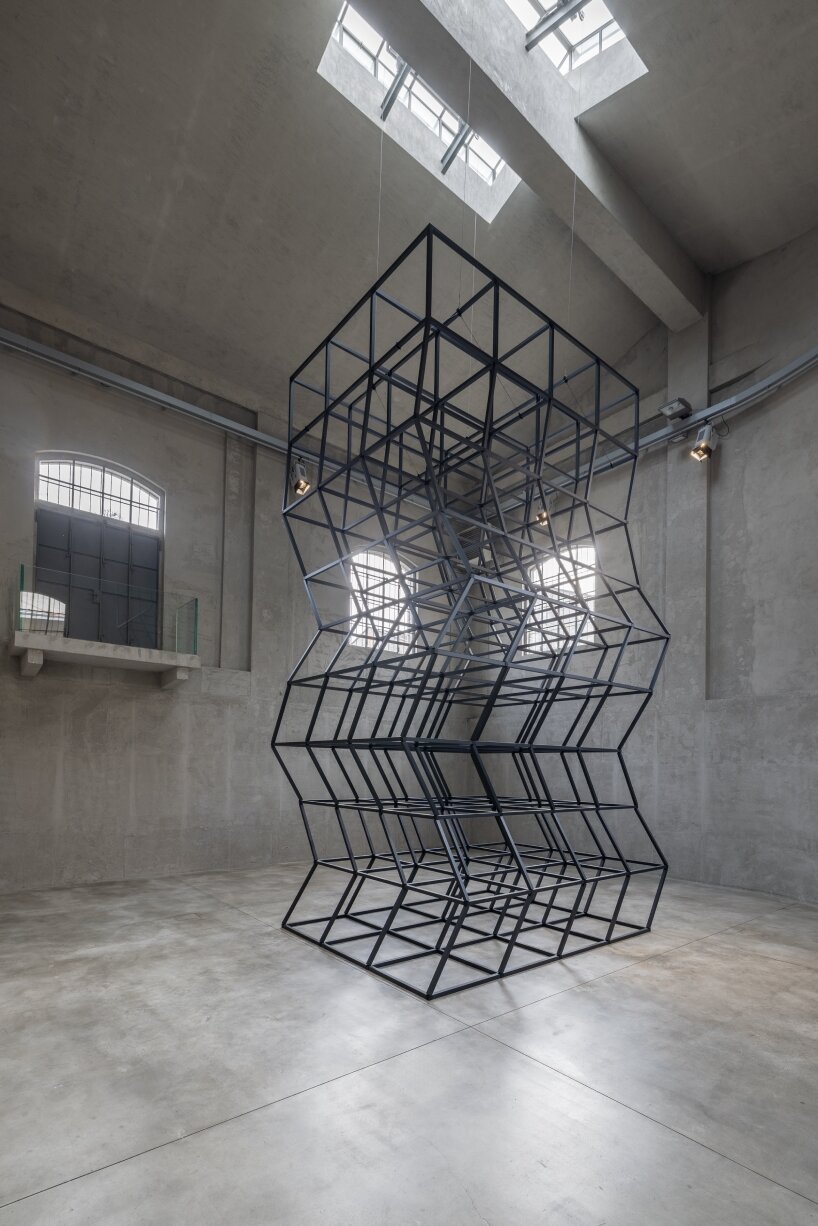 the structure uses aluminum square tubes, steel hinges, electric motor, and cable