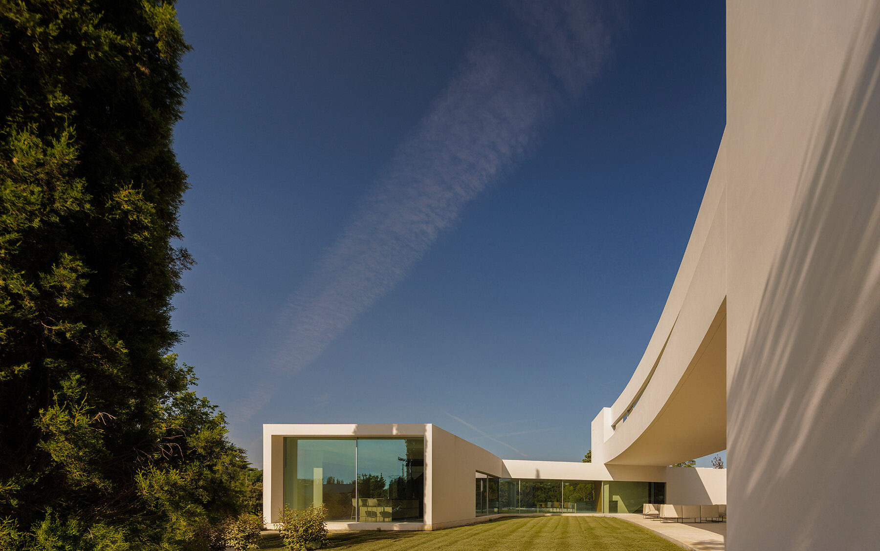 curved-bodies-sequence-gardens-spanish-home-fran-silvestre-arquitectos-designboom-large01