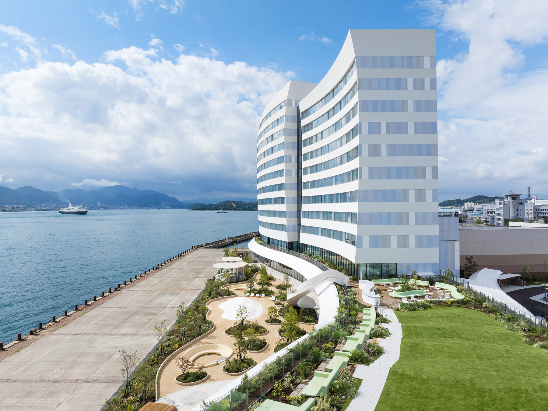 curved-twin-volumes-risonare-shimonoseki-hotel-japan-kanmon-strait-nihon-sekkei-klein-dytham-architecture-designboom-large01