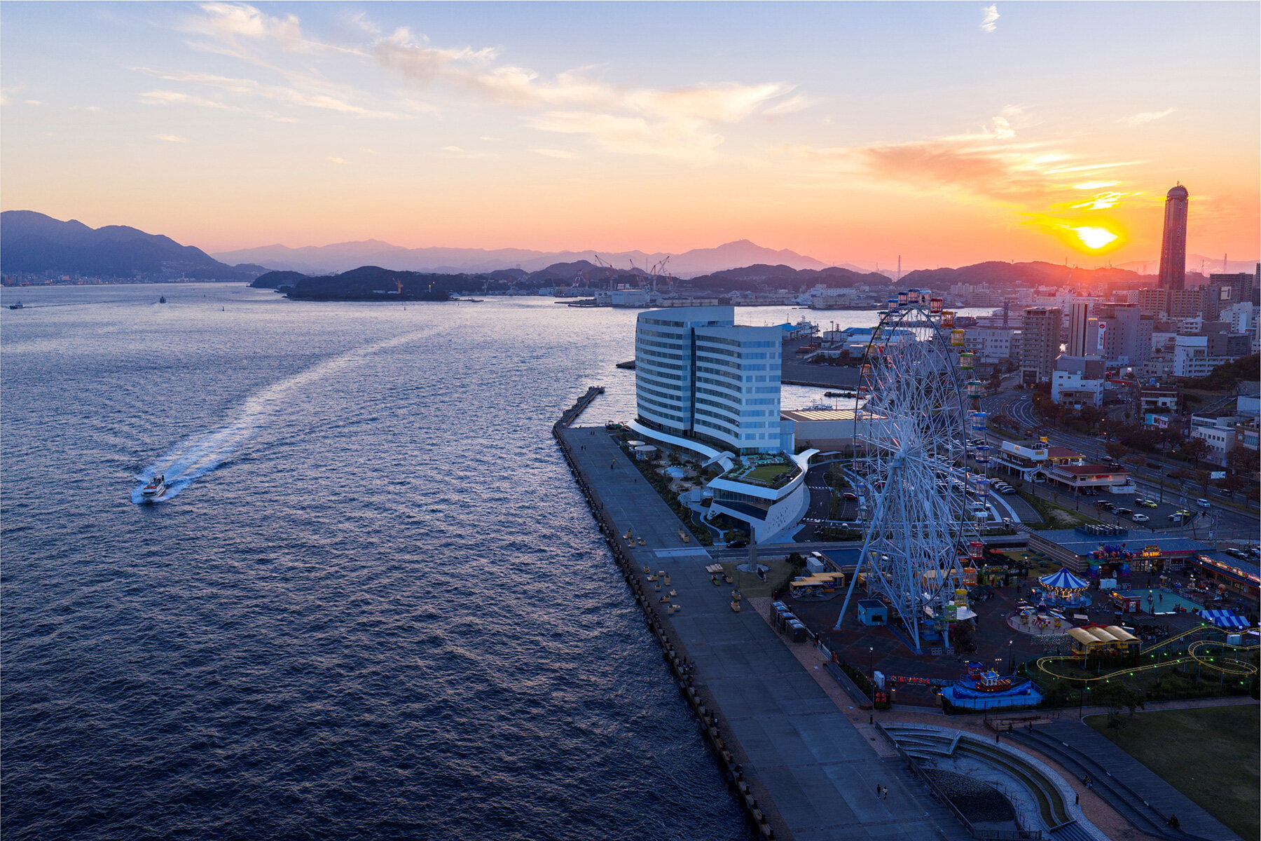 curved-twin-volumes-risonare-shimonoseki-hotel-japan-kanmon-strait-nihon-sekkei-klein-dytham-architecture-designboom-large03