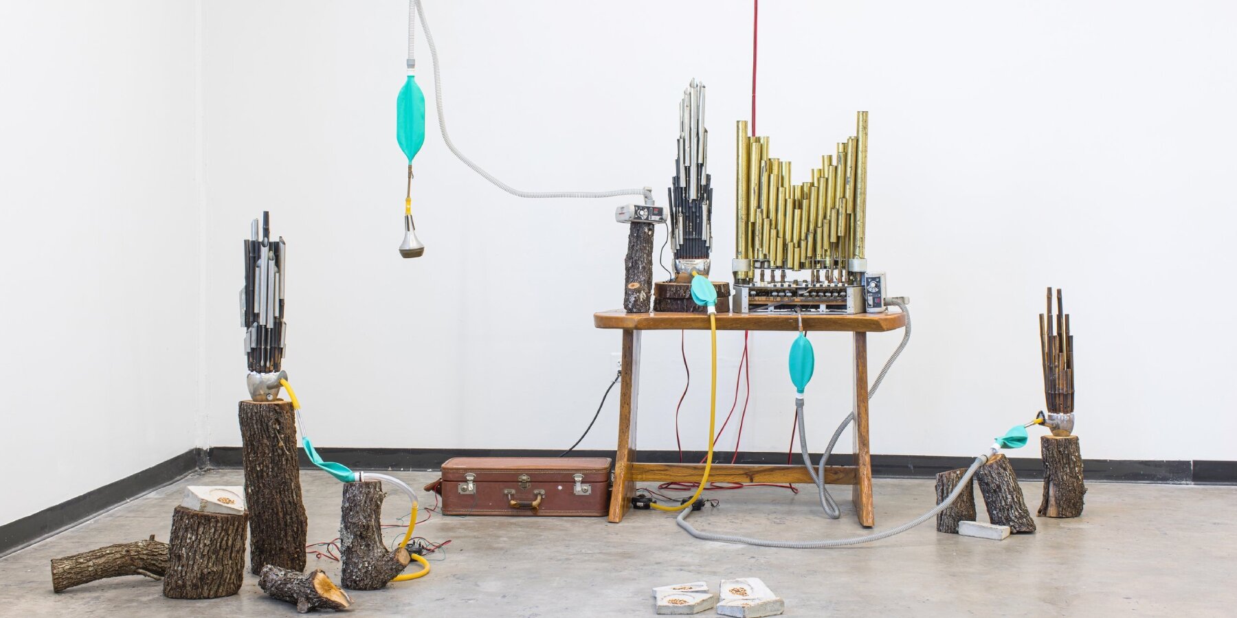 dead-oak-tree-sound-sculptures-playable-records-steve-parker-exhibition-designboom-ban2